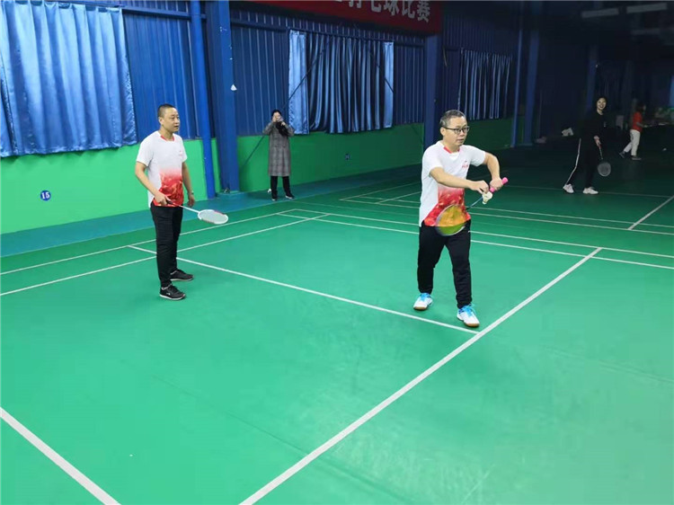 東辰集團(tuán)2019年員工羽毛球比賽隊(duì)員們奮力拼搏