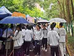 以最高規(guī)格為學(xué)生過節(jié)，以素質(zhì)教育作學(xué)校底色